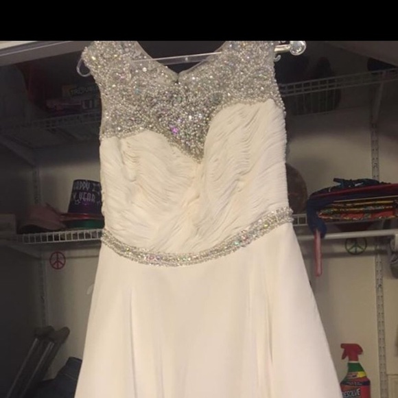 Prom Dresses - Picture 3 of 8